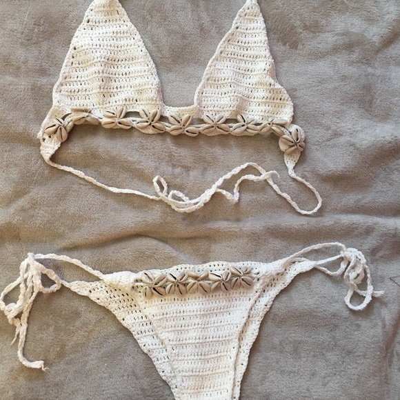 Bikinis - Picture 1 of 4